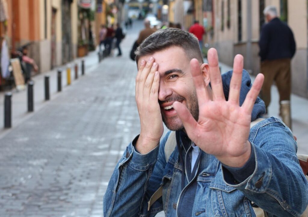 Jak pokonać nieśmiałość i łatwiej nawiązywać nowe znajomości?